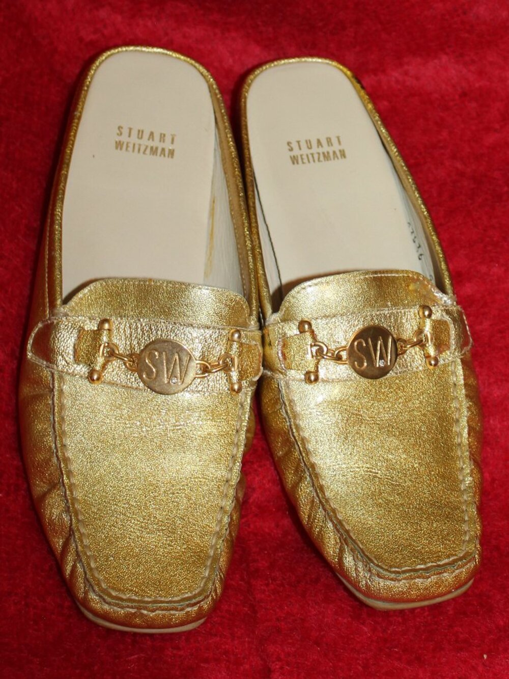 Stuart Weizmann gold tone leather sandals goldish hardware with SW logo size 9M